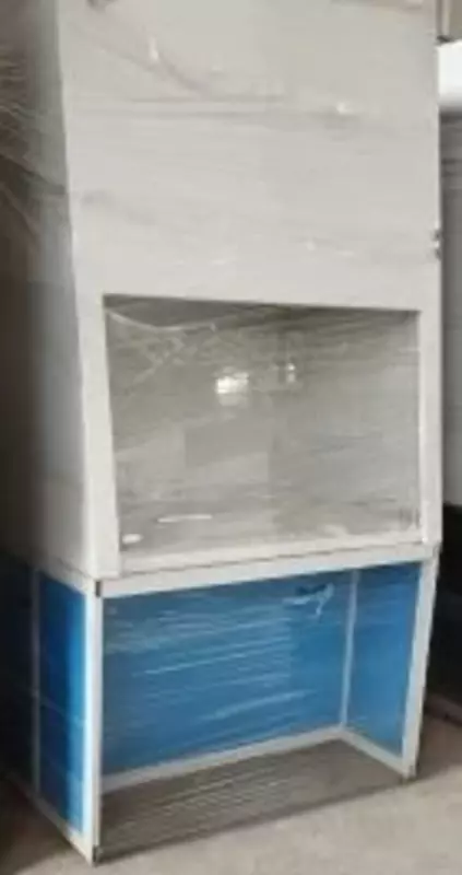 Xonadagi ventilyatorli qiya mo‘rili shkaf mavjud