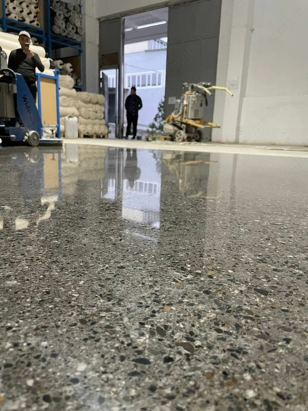 3 yillik kafolat bilan sanoat polimer qoplamalarini yuqori sifatli o'rnatish. Beton pollarni silliqlash