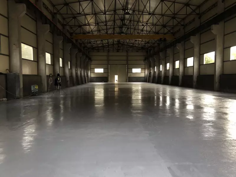 Beton pollarni silliqlash.