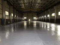 Beton pollarni silliqlash.