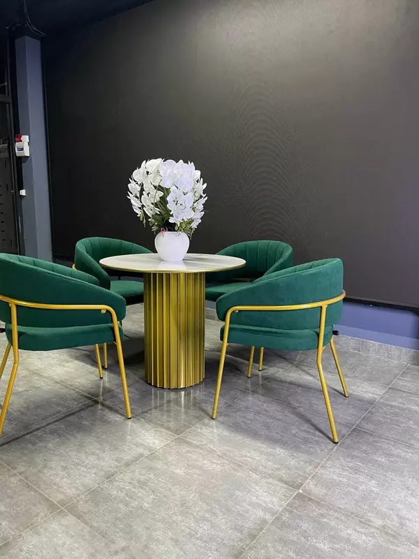 4 kishilik yumshoq o‘rindiqli stol va stul to‘plami