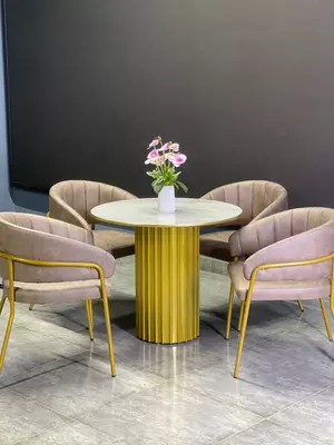 4 kishilik yumshoq o‘rindiqli stol va stul to‘plami