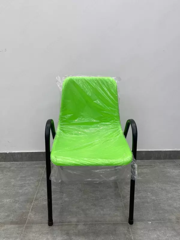 Стул с металлическим каркасом и пластиковым сиденьем (зеленый).