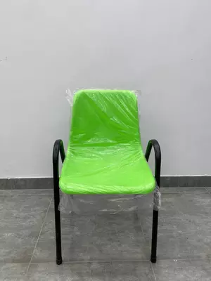 Metall karkasli va plastik o‘rindiqli stul (yashil rangda).