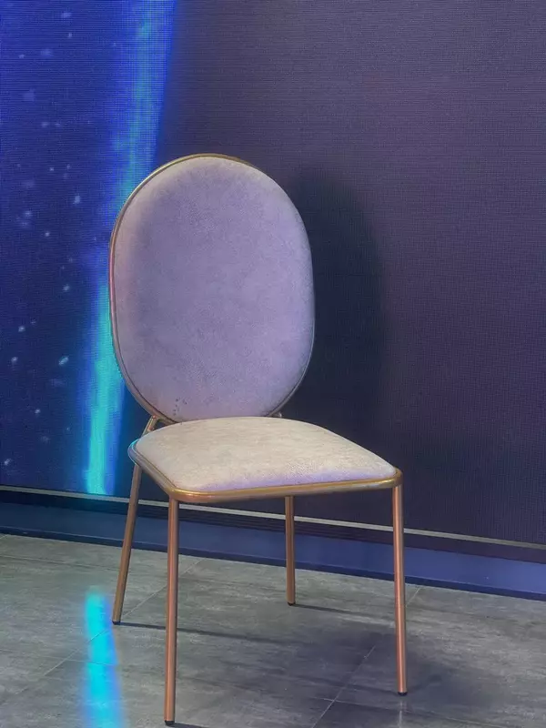 Элегантные стулья для гостиной.