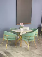 Элегантный квадратный стол с четырьмя удобными стульями