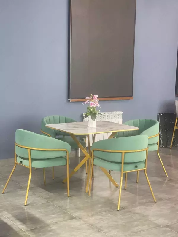 Элегантный квадратный стол с четырьмя удобными стульями