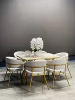 Элегантный квадратный стол с четырьмя удобными стульями