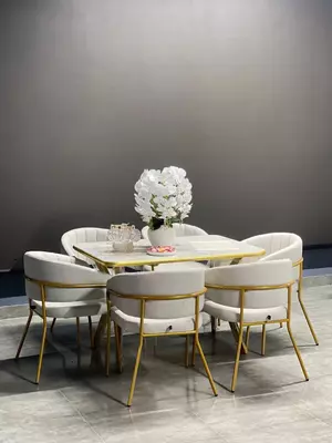 Элегантный квадратный стол с четырьмя удобными стульями