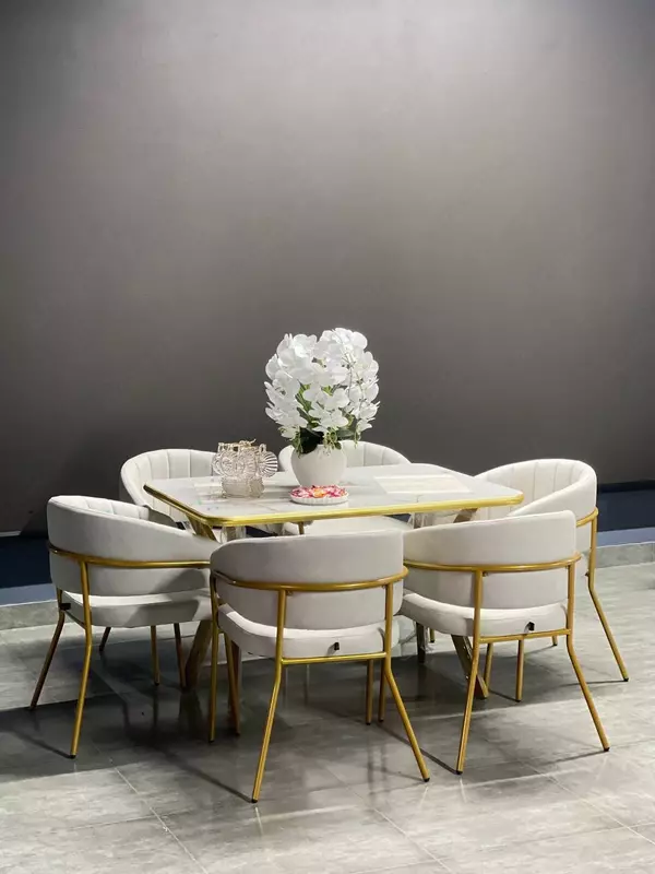 Элегантный квадратный стол с четырьмя удобными стульями