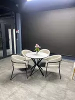 Круглый стол с четырьмя мягкими стульями