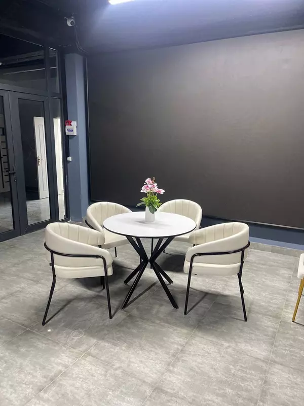 Круглый стол с четырьмя мягкими стульями