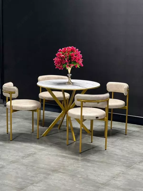 Элегантный круглый стол с четырьмя стульями