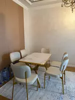 Прямоугольный стол с шестью мягкими стульями