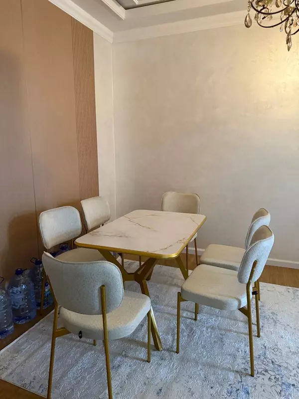 Прямоугольный стол с шестью мягкими стульями