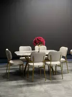 Прямоугольный стол с шестью мягкими стульями