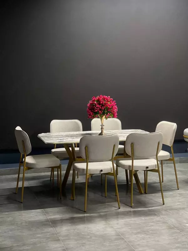 Прямоугольный стол с шестью мягкими стульями