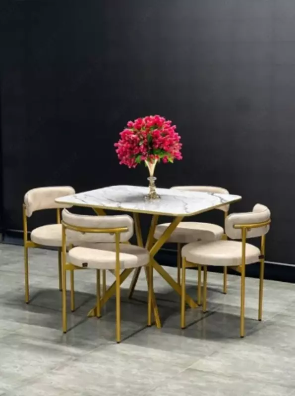 Квадратный обеденный стол с четырьмя мягкими стульями