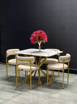 Квадратный обеденный стол с четырьмя мягкими стульями