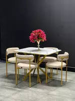 Квадратный обеденный стол с четырьмя мягкими стульями