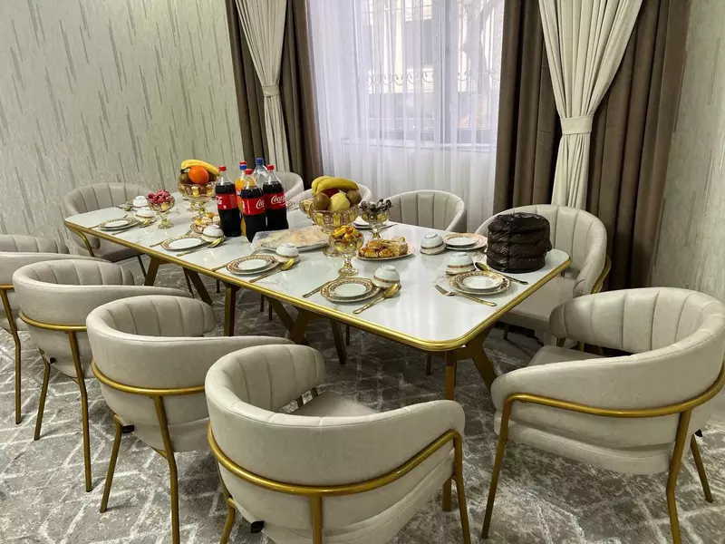 Прямоугольный обеденный стол с 10 стульями