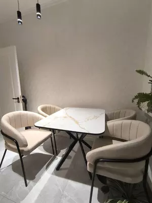 Ovqatlanish xonasi va oshxona mebellari toplami (stol  4 ta stul) Unique Mebel Model № 014 (Oq/Qora)