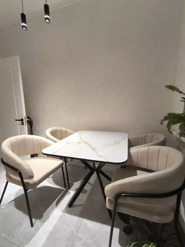 Ovqatlanish xonasi va oshxona mebellari toplami (stol  4 ta stul) Unique Mebel Model № 014 (Oq/Qora)