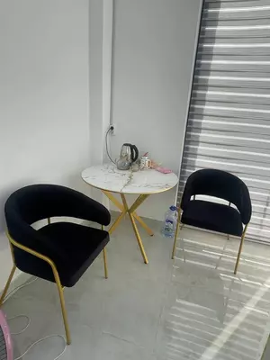 Комплект мебели для кафе и офисов (стол  2 стула) Unique Mebel Модель № 017 (Черный/золотистый)