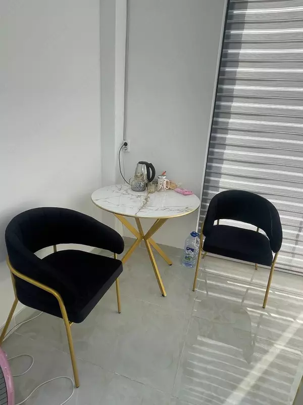 Комплект мебели для кафе и офисов (стол  2 стула) Unique Mebel Модель № 017 (Черный/золотистый)