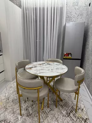 Комплект мебели для столовой и кухни (стол  4 стула) Unique Mebel Модель № 020 (Светло-серый/золотистый)