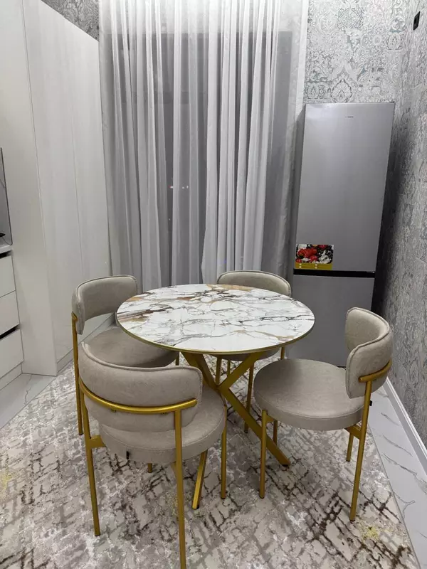 Комплект мебели для столовой и кухни (стол  4 стула) Unique Mebel Модель № 020 (Светло-серый/золотистый)