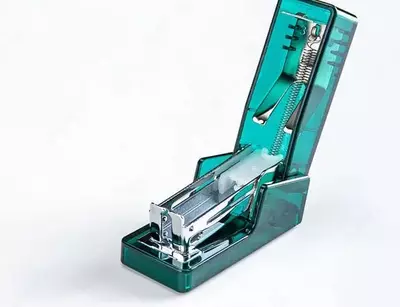 Kantselyariya buyumlari uchun mini stapler "Deli Nusign" № 24/6, 12 varaq (Art. - 083F-NS-gn) Shaffof