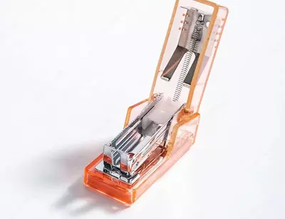 Kantselyariya buyumlari uchun mini stapler "Deli Nusign" № 24/6, 12 varaq (Art. - 083-F-NS-yoki) Shaffof/To'q sariq