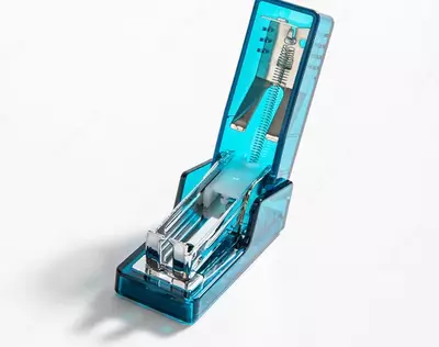 Kantselyariya buyumlari uchun mini stapler "Deli Nusign" № 24/6, 12 varaq (Art. - 083-F-NS-bl) Shaffof/Moviy