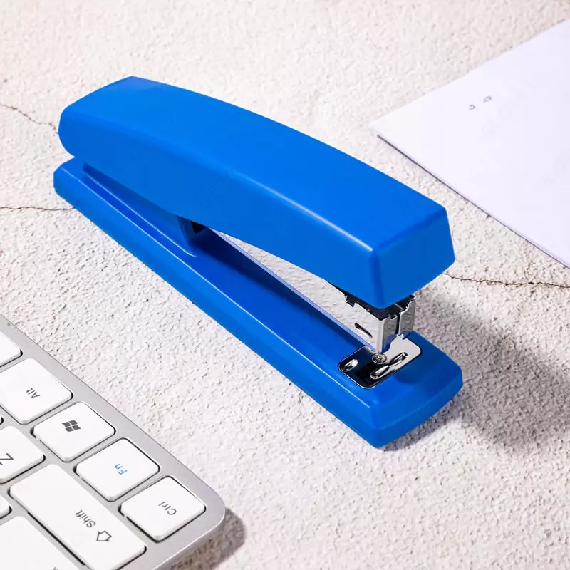 Канцелярский степлер "Deli" № 24/6, 20 листов (Арт. - 0435-bl) Синий