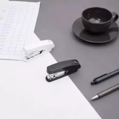 Канцелярский мини-степлер "Deli" № 10, 15 листов (Арт. - 0238) Ассорти