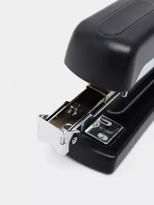 Канцелярский степлер "Deli" № 24/6-8, 26/6-8, 20 листов (Арт. - 0416) Черный