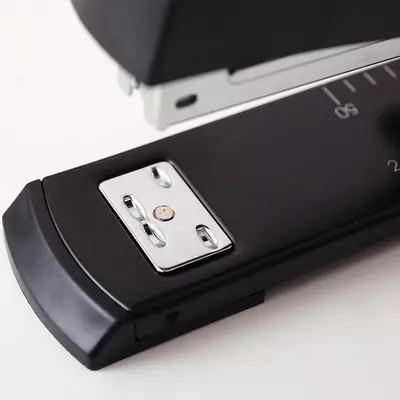 Канцелярский металлический степлер "Deli" № 24/6, 20 листов (Арт. - 0334) Ассорти