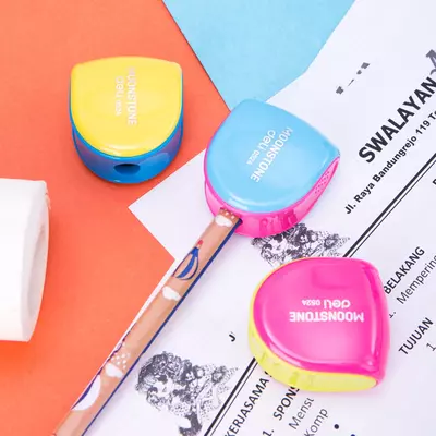 Deli "Moonstone" plastik qalam o'tkirlagichi konteynerli qo'llanma (kod - 0524) Turli xil