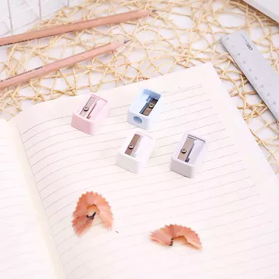 Пластиковая точилка для карандашей "Deli" ручная (Арт. - 0594) Ассорти