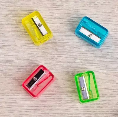 Пластиковая точилка для карандашей Deli "Comiko" ручная (Арт. - 034-H) Ассорти Только в розницу