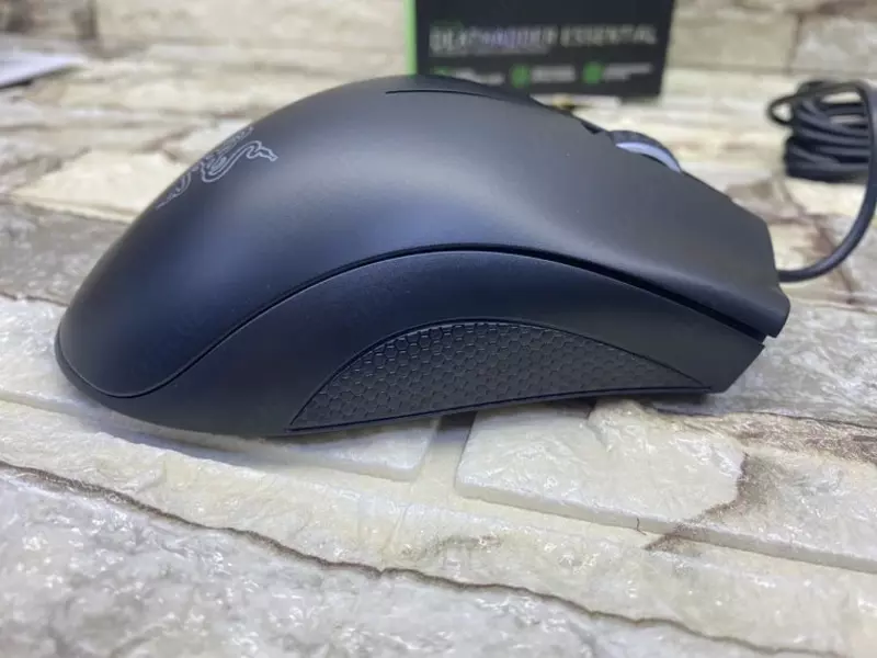 Проводная игровая мышь "Razer" DeathAdder Essential, USB, RGB (Арт. - RZ01-03850100-R3M1) Черная