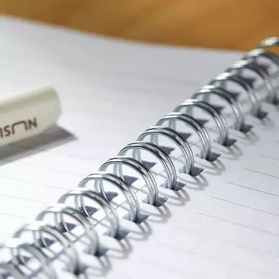 Bloknot (chiziq) "Deli" A4, 60 varaq, qattiq qopqoq, uchrashdi. spiral (Art. - 460-ELA-LX-17) Assortiment