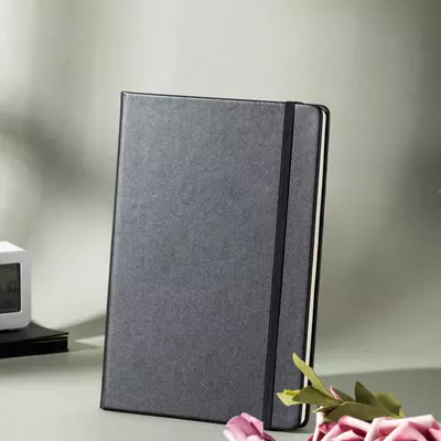 Блокнот для записей (клетка) "Deli" А5, 120 л., твердая обложка, закладка-ляссе, застежка-резинка (Арт. - 001-N) Ассортимент