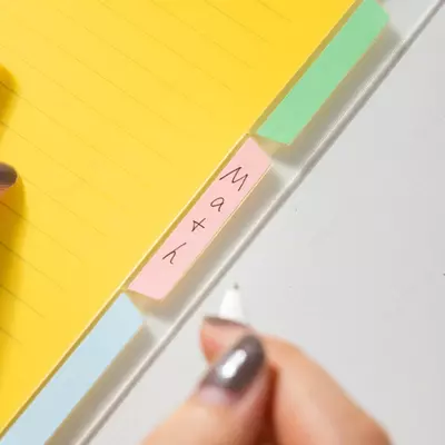 Eslatmalar uchun bloknot (chiziq) "Deli" B5, 60 l., qattiq plastik qopqoq, plastmassa. spiral, ichki almashtirish blok, rang indekslari (modda - 021-EN-gn) Shaffof/Yashil