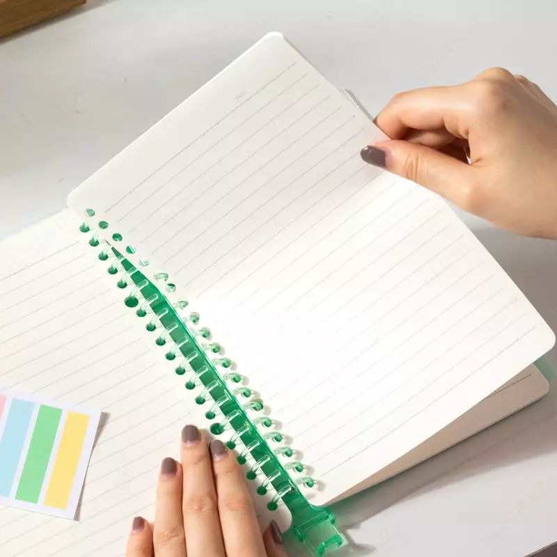 Eslatmalar uchun bloknot (chiziq) "Deli" B5, 60 l., qattiq plastik qopqoq, plastmassa. spiral, ichki almashtirish blok, rang indekslari (modda - 021-EN-gn) Shaffof/Yashil