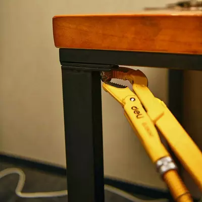 Tutqichli kalit (quvur) "Deli Tools" 2", 420 mm, 45 daraja, kavisli jag'lar (Art. - EDL105267) Sariq