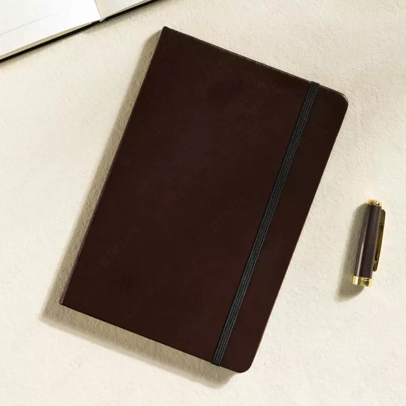 Noutbuk (hujayra) "Deli" A5, 210 x 143 mm, 80 varaq, elastik tasmali mahkamlagich (Art. - 111G-N-br) Jigarrang