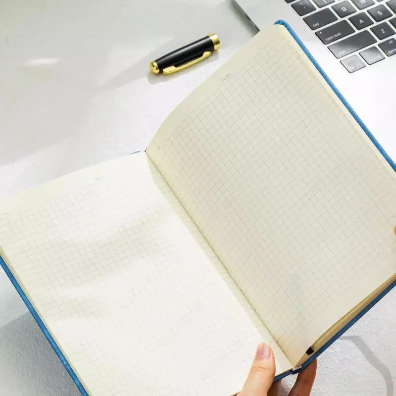 Записная книжка (клетка) "Deli" А5, 210 х 143 мм, 80 л., резинка-застежка, закладка-ляссе (Арт. - 123G-N-bl) Голубая