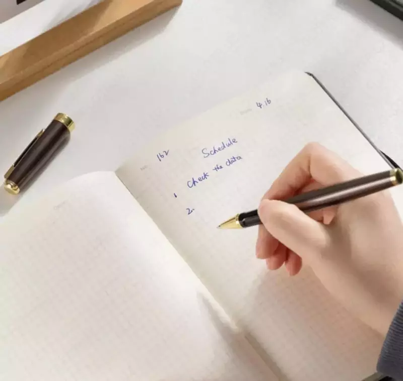 Записная книжка (клетка) "Deli" А5, 210 х 143 мм, 80 л., резинка-застежка (Арт. - 111G-N-bk) Черная